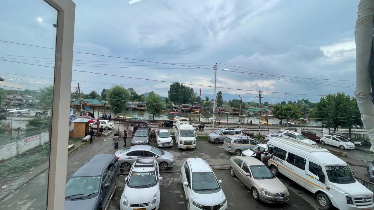 Hotel Senorita Srīnagar Екстериор снимка