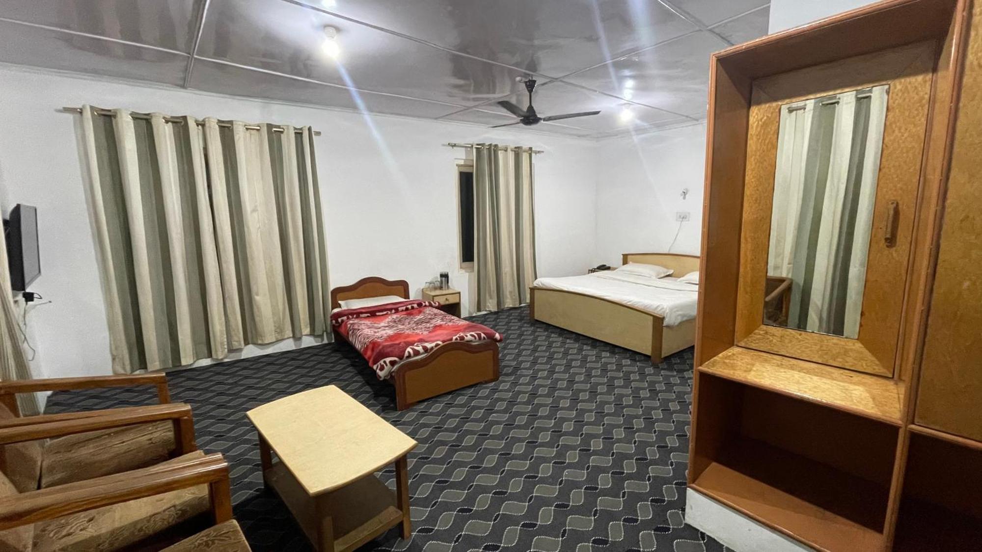 Hotel Senorita Srīnagar Екстериор снимка
